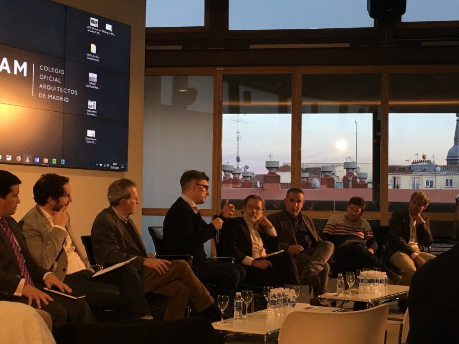 Javier Hernández Lario en mesa redonda del Coam en la galería de materiales MAT.JPG