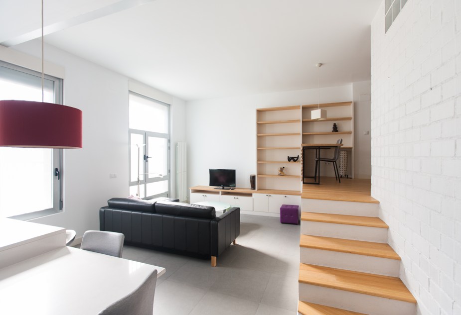 Vista desde la escalera en reforma de Loft en Madrid