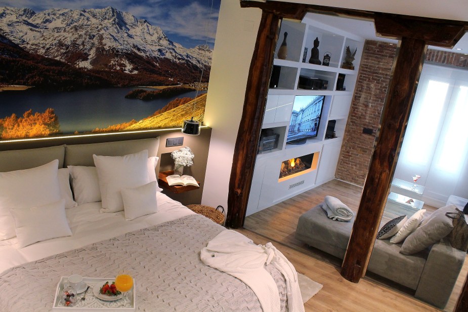 Pilares de madera visto barnizados.JPG