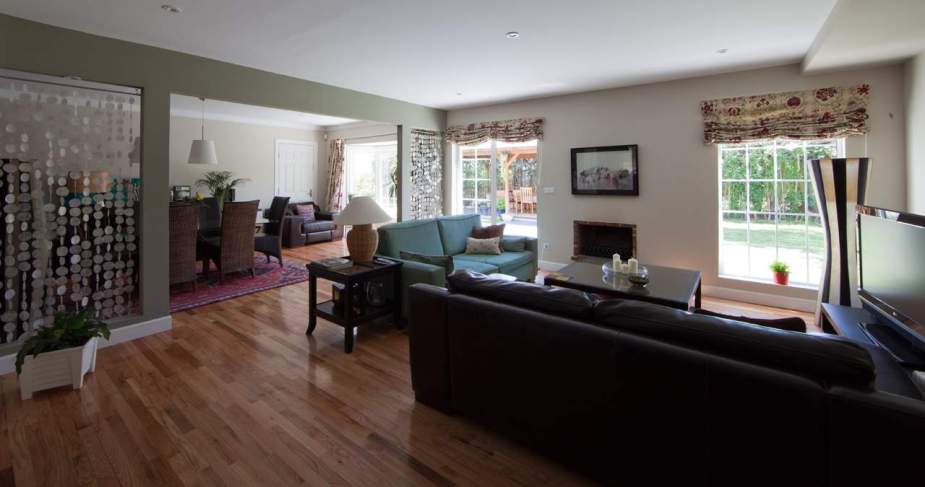 Reforma de Salón con ventanas con reticula inglesa o de estilo inglés cristal envarillado.jpg