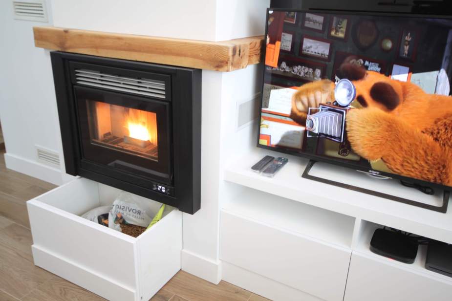 Insertable de pellets para chimenea de Ferlux con mueble de obra